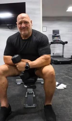 Man flexing in gym