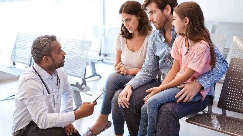A doctor explains some of the common symptoms related to food allergies in children to concerned parents.